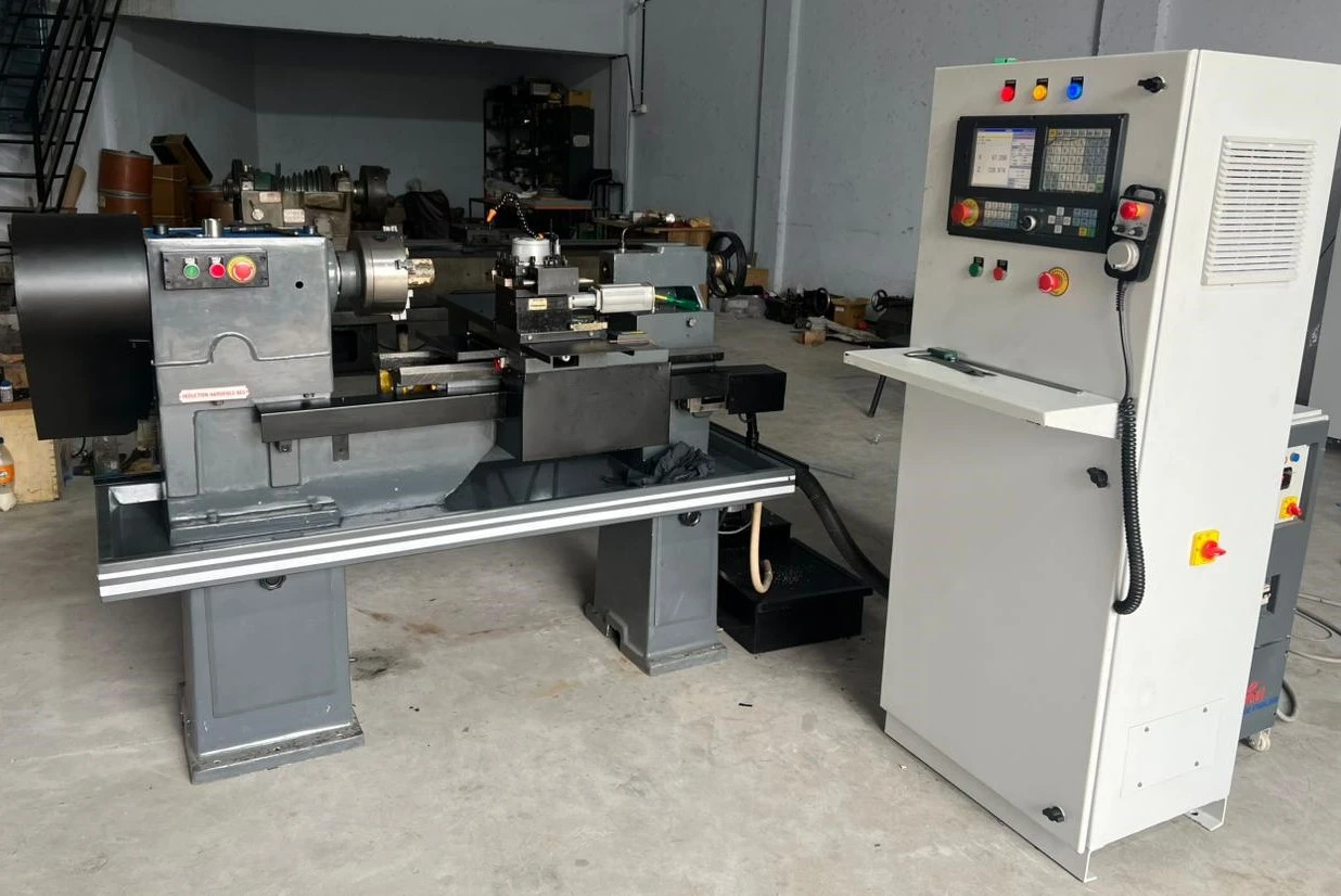 CNC lathe machine for precision metal machining